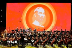 Chương I - Ánh dương soi đường, mở đầu bằng bản Overture – Ca ngợi Tổ quốc, không gian âm nhạc tràn ngập niềm tự hào và lòng tri ân đối với Đảng quang vinh, Bác Hồ vĩ đại. (Ảnh: Doãn Tấn/TTXVN)