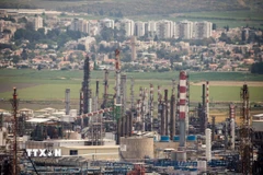 Một cơ sở khai thác dầu mỏ ở thành phố Haifa, Israel. (Ảnh: AFP/TTXVN)
