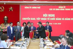 Lễ ký biên bản bàn giao danh sách tổ chức đảng, đảng viên giữa Đảng ủy Chính phủ và Đảng ủy các cơ quan Đảng Trung ương. (Ảnh: Phương Hoa/TTXVN)