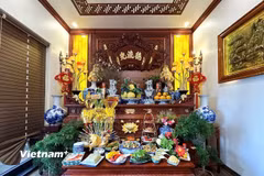 Lễ cúng ông Công ông Táo là dấu mốc mở đầu cho Tết Cả - Tết Nguyên đán lớn nhất trong năm của người Việt. (Ảnh: Vietnam+)