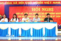 Các ứng cử viên đại biểu Quốc hội khóa XVI tại đơn vị bầu cử số 1 tiếp xúc cử tri tại đặc khu Thổ Châu. (Ảnh: Văn Sĩ/TTXVN)