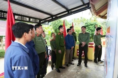 Thiếu tướng Nguyễn Thanh Tuấn (thứ 2 từ phải qua trái), Giám đốc Công an thành phố Huế kiểm tra công tác bảo đảm an ninh trật tự tại khu vực bỏ phiếu thuộc xã Nam Đông. (Ảnh: TTXVN phát)