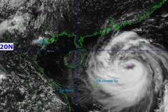 Vị trí tâm bão số 11 lúc 12h ngày 4/10: Khoảng 18,3 độ Vĩ Bắc; 115,5 độ Kinh Đông, cách đặc khu Hoàng Sa khoảng 370km về phía Đông Đông Bắc. (Ảnh: Trung tâm khí tượng thủy văn Quốc gia)