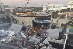 Hiện trường vụ sập mái hộp đêm khiến nhiều người thương vong tại Santo Domingo. (Ảnh: Anadolu)