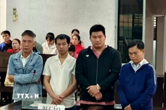 Các bị cáo tại phiên xét xử sơ thẩm. (Ảnh: TTXVN phát)