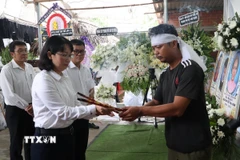 Lãnh đạo Thành phố Hồ Chí Minh cùng chính quyền địa phương chia buồn, động viên gia đình các nạn nhân. (Ảnh: Huyền Trang/TTXVN)