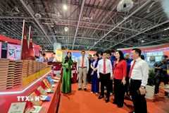 Các đại biểu tham quan Triển lãm. (Ảnh: Thanh Vân/TTXVN)