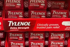 Các hộp thuốc Tylenol trên kệ hàng ở Miami, Florida ngày 23/9. (Ảnh: Yahoo News)