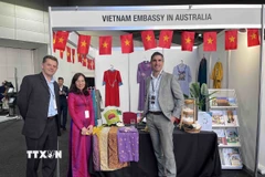 Bạn bè quốc tế rất ấn tượng với gian hàng của Việt Nam tại Hội chợ. (Ảnh: TTXVN phát)