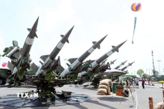 Khu trưng bày ngoài trời với các loại tên lửa, khí tài do các tập đoàn Công nghiệp Quốc phòng Việt Nam sản xuất và cải tiến nâng cấp. (Ảnh: Trọng Đức/TTXVN)