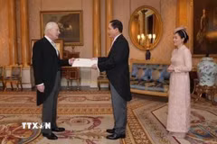 Đại sứ Đỗ Minh Hùng và phu nhân tiếp kiến và trình Quốc thư lên nhà vua Charles Đệ Tam tại Cung điện Buckingham. (Ảnh: TTXVN phát)