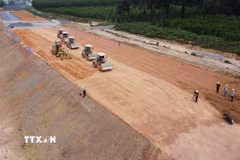 Một đoạn cao tốc Biên Hòa - Vũng Tàu qua tỉnh Đồng Nai đã cơ bản hoàn thành đắp nền đường. (Ảnh: Công Phong/TTXVN)
