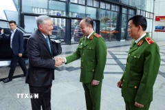 Phó Thủ tướng Thường trực Nguyễn Hòa Bình với lãnh đạo Cục Cảnh sát điều tra tội phạm về tham nhũng, kinh tế, buôn lậu, Bộ Công an. (Ảnh: Phạm Kiên/TTXVN)