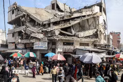 Người dân mua sắm tại một ngôi chợ ở thành phố Gaza trong bối cảnh đổ nát do xung đột. (Ảnh: THX/TTXVN)