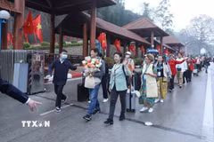 Khách du lịch Trung Quốc nhập cảnh vào Việt Nam qua Cửa khẩu quốc tế Hữu Nghị, Lạng Sơn. (Ảnh: Anh Tuấn/TTXVN)