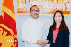 Đại sứ Trịnh Thị Tâm và Bộ trưởng Bimal Rathnayake tại buổi gặp. (Ảnh: TTXVN phát)