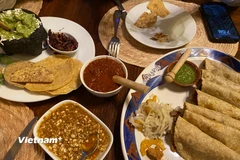 Món Taco không chỉ đơn giản là món bánh ngô nhân thịt quen thuộc trong đời sống người dân Mexico. Năm 2010, UNESCO đã công nhận ẩm thực truyền thống Mexico, trong đó có Taco, là Di sản văn hóa phi vật thể của nhân loại. (Ảnh: Phương Lan/Vietnam+)