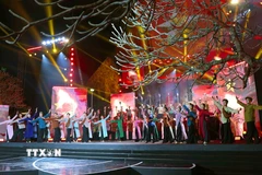 Tiết mục nghệ thuật biểu diễn trong chương trình tại điểm cầu Hà Nội. (Ảnh: Phương Hoa/TTXVN)