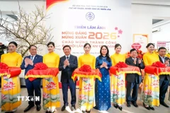 Các đại biểu cắt băng khai mạc triển lãm ảnh. (Ảnh: Khánh Hòa/TTXVN)