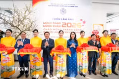 Các đại biểu cắt băng khai mạc triển lãm ảnh. (Ảnh: Khánh Hòa/TTXVN)