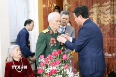 Nhân dịp này, Trưởng Ban Tổ chức Tỉnh ủy Phú Thọ Bùi Đình Thi trao Huy hiệu 70 năm tuổi Đảng cho đảng viên Nguyễn Tiến Ngọc, phường Việt Trì. (Ảnh: Tạ Toàn/TTXVN)