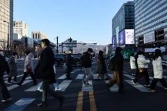 Các nhân viên văn phòng đang di chuyển đến nơi làm việc tại ngã tư Gwanghwamun ở quận Jongno, Seoul. (Nguồn: MK)