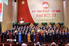 Bí thư Trung ương Đảng, Phó Chủ tịch nước Võ Thị Ánh Xuân tặng hoa chúc mừng Đoàn Chủ tịch Ủy ban Trung ương MTTQ Việt Nam nhiệm kỳ 2026-2031. (Ảnh: Minh Đức/TTXVN)