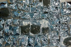 Công an thu giữ khoảng 20kg thảo mộc khô nghi là ma túy cần sa tại nơi ở của các đối tượng. (Ảnh: Công an cung cấp)