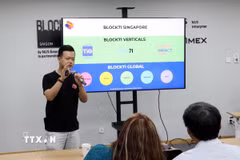 Chuyên gia chia sẻ ở Hội thảo “Cách mạng hóa sản xuất thông minh: Tích hợp AI và robot để tối ưu hóa sản xuất” tại Vườn ươm Doanh nghiệp Công nghệ cao (Khu Công nghệ cao Thành phố Hồ Chí Minh). (Ảnh: Tiến Lực/TTXVN)