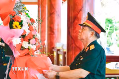 Đại tướng Nguyễn Trọng Nghĩa và đoàn công tác dâng hoa, dâng hương tại Đền thờ Anh hùng liệt sỹ Chiến khu Rừng Sác. (Ảnh: Xuân Khu/TTXVN)