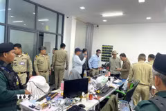 Chính quyền Đô thành Phnom Penh phối hợp cùng các cơ quan hữu quan triệt phá nhiều địa điểm được sử dụng làm trung tâm lừa đảo trực tuyến tại các quận trung tâm thủ đô Phnom Penh, bắt giữ hàng trăm nghi phạm, tịch thu nhiều vật chứng. (Ảnh: AKP/TTXVN phát)