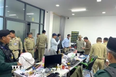 Chính quyền Đô thành Phnom Penh phối hợp cùng các cơ quan hữu quan triệt phá nhiều địa điểm được sử dụng làm trung tâm lừa đảo trực tuyến tại các quận trung tâm thủ đô Phnom Penh, bắt giữ hàng trăm nghi phạm, tịch thu nhiều vật chứng. (Ảnh: AKP/TTXVN phát)