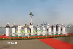 Các đại biểu thực hiện nghi thức động thổ cầu Cát Lái. (Ảnh: Công Phong/TTXVN)