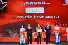 Ông Mai Xuân Sơn, Tổng Giám đốc đại diện Tập đoàn T&T Group nhận Bằng khen của Chủ tịch Ủy ban Nhân dân thành phố Hà Nội.