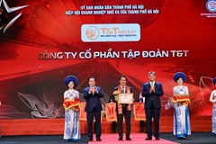 Ông Mai Xuân Sơn, Tổng Giám đốc đại diện Tập đoàn T&T Group nhận Bằng khen của Chủ tịch Ủy ban Nhân dân thành phố Hà Nội.