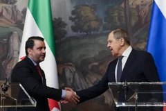 Ngoại trưởng Nga Sergey Lavrov (phải) và Ngoại trưởng Syria Asaad al-Shaibani bắt tay nhau vào cuối cuộc họp báo chung sau cuộc gặp tại Moskva ngày 31/7. (Ảnh: AFP)