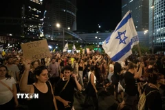 Tuần hành tại Tel Aviv, kêu gọi Chính phủ Israel đạt thỏa thuận với Phong trào Hamas. (Ảnh: THX/TTXVN)