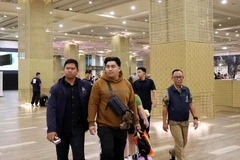 Rifaldo Aquino Pontoh, (mặc áo len nâu) đã bị bắt giữ tại sân bay quốc tế I Gusti Ngurah Rai ở Bali vào ngày 21/2. (Nguồn: dewata)