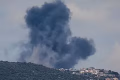 Khói bốc lên từ Jabal al-Rihan, Liban sau các cuộc không kích của Israel ngày 22/3. (Ảnh: Reuters)