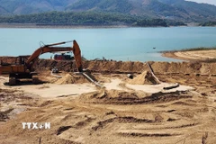 Hiện trường bãi tập kết ven hồ thủy điện Ia Ly, đoạn tiếp giáp tổ 3, xã Ia Ly, tỉnh Gia Lai. (Ảnh: Hoài Nam/TTXVN)