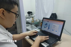 Cán bộ y tế Phòng khám 21 Phan Chu Trinh (Trạm Y tế phường Cửa Nam, Hà Nội) triển khai nhập liệu vào hồ sơ sức khỏe điện tử của người dân trên địa bàn. (Ảnh: Nguyễn Cúc/TTXVN)