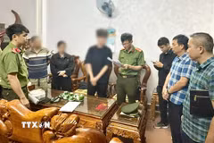 Cơ quan An ninh điều tra Công an tỉnh Thanh Hóa tiến hành khám xét tại nhà N.V.X (tên nhân vật đã được thay đổi), đối tượng cầm đầu vụ án. (Ảnh: TTXVN phát)