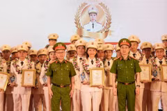 Các tập thể, cá nhân điển hình tiên tiến được tôn vinh. (Ảnh: Báo Đại biểu Nhân dân)