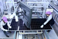 Các nhân viên hoàn thành đơn đặt hàng xuất khẩu sản phẩm quang điện Mặt trời tại xưởng sản xuất kỹ thuật số của một công ty ở Suqian, tỉnh Giang Tô. (Nguồn: China Daily)