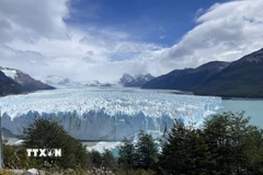 Sông băng Perito Moreno ở Patagonia, thành phố cực Nam của Nam Mỹ nằm ở miền Nam Argentina, nổi bật với những khối băng xanh khổng lồ và các vách băng nứt vỡ hùng vĩ. (Ảnh: Diệu Hương/TTXVN)