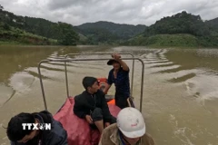 Người dân phải ra vào khu vực rẫy bằng thuyền mỗi ngày. (Ảnh: Xuân Quý/TTXVN)