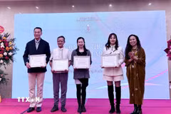 Ban tổ chức trao Giải A cho các tác giả. (Ảnh: Phương Lan/TTXVN)