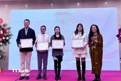 Ban tổ chức trao Giải A cho các tác giả. (Ảnh: Phương Lan/TTXVN)