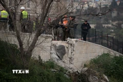 Bức tường bị hư hại do trúng tên lửa tại Jerusalem, ngày 20/3/2026. (Ảnh: THX/TTXVN)