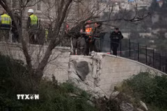 Bức tường bị hư hại do trúng tên lửa tại Jerusalem, ngày 20/3/2026. (Ảnh: THX/TTXVN)